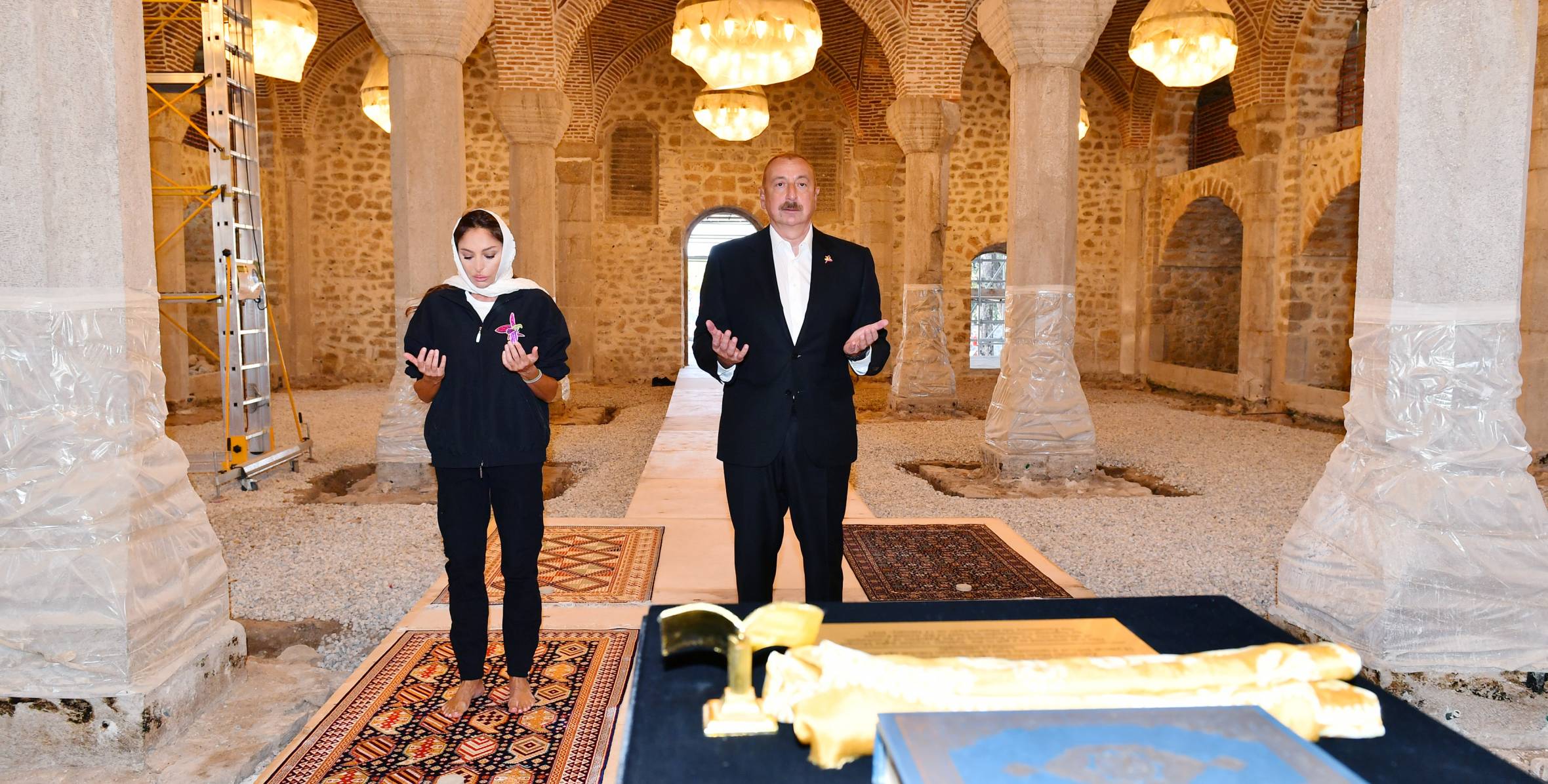 İlham Aliyev ve eşi Mehriban Aliyeva Şuşa'daki Yuhara Govharaga Camii'ni ziyaret etti