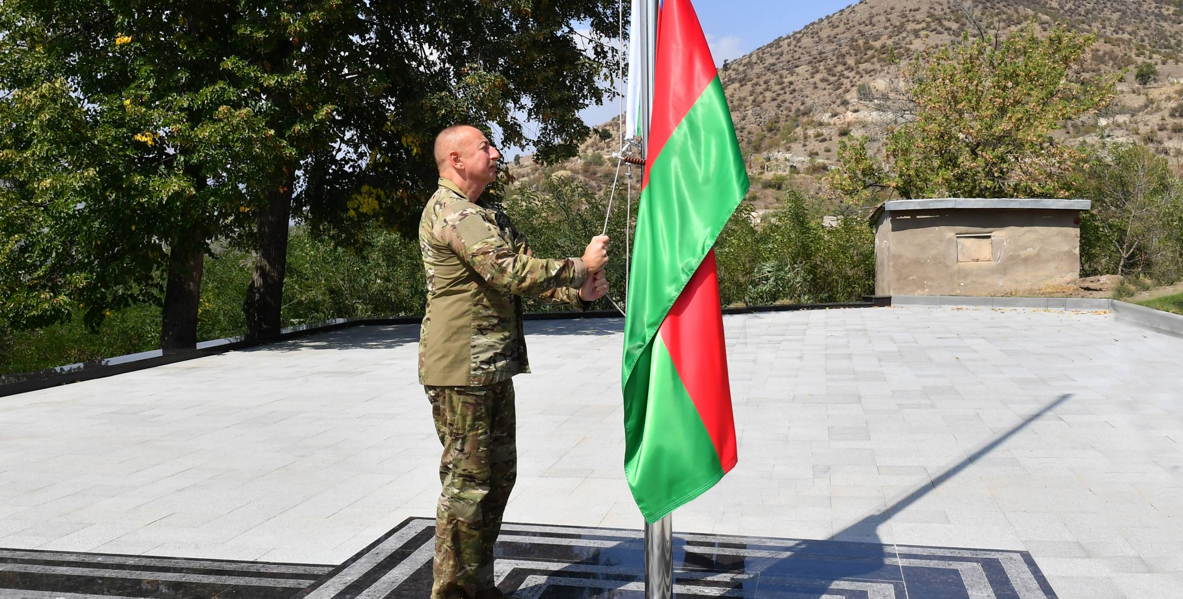 İlham Aliyev, Laçin kentinde Azerbaycan bayrağını kaldırdı